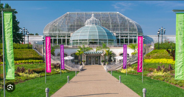 Image of the front of Phipps Conservatory and Botanical Gardens