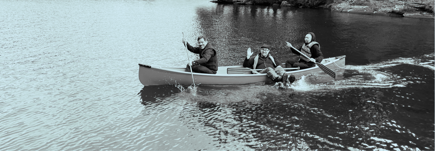 members of Kalamuna team in a canoe 